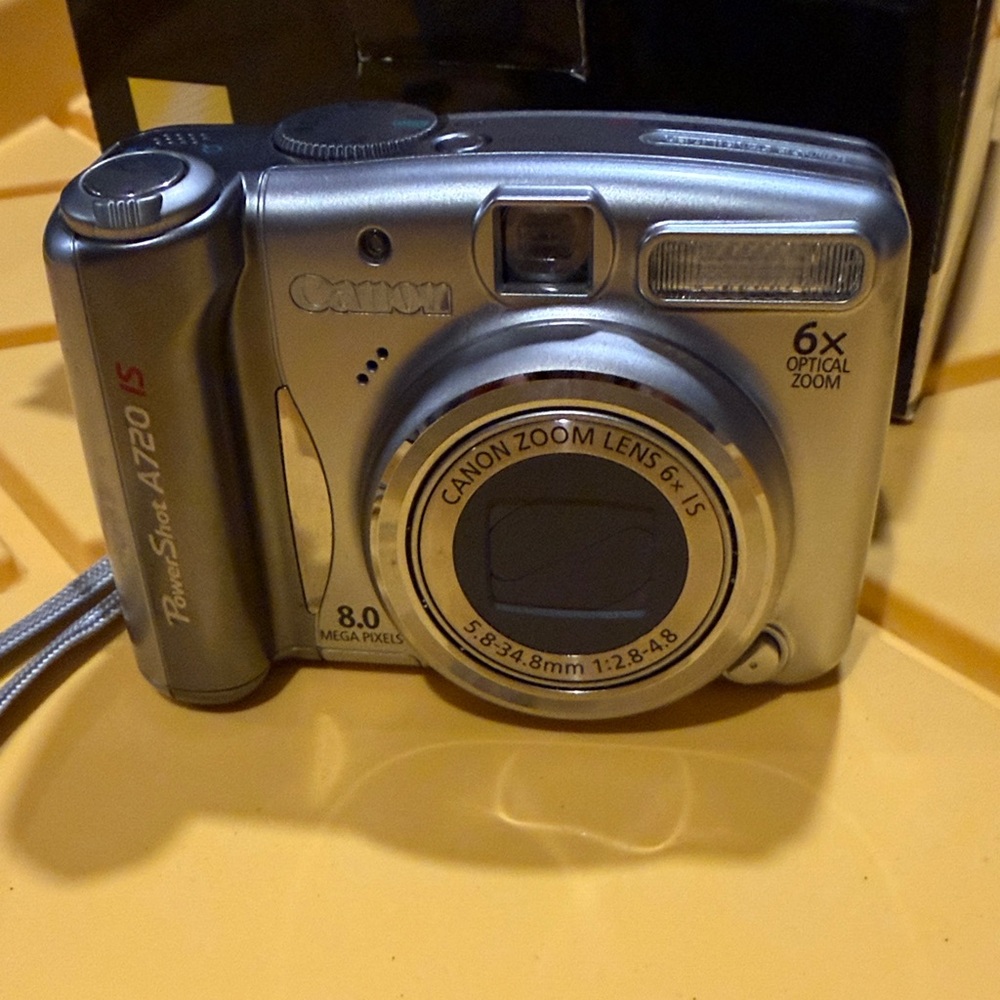 Canon powershot A720 IS. 8.0 mega pixels, 6x optical zoom
